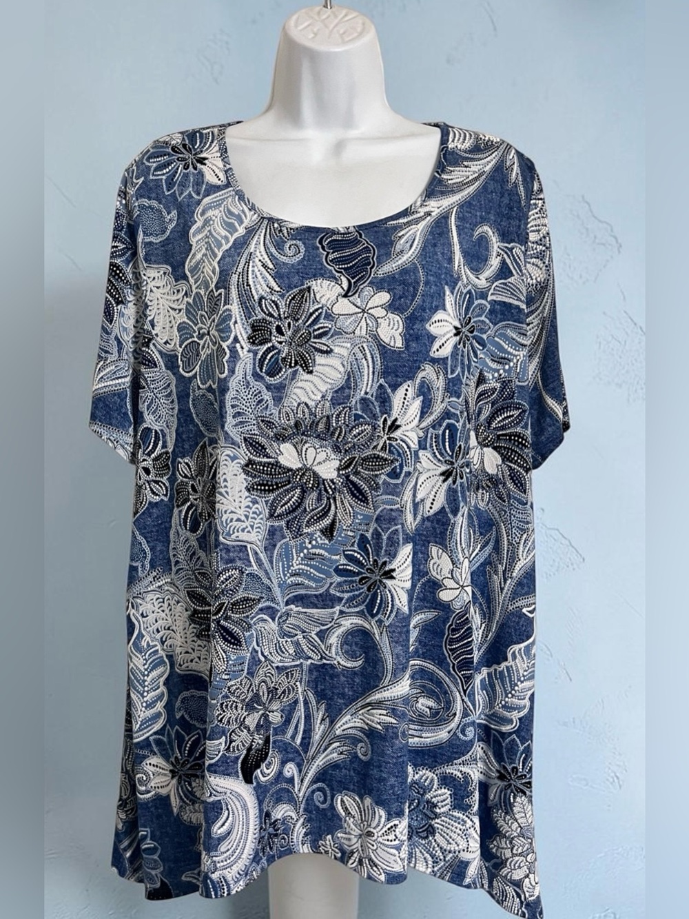 Avenue 18/20 Navy and White textured Floral Scoop Neck short sleeve Blouse